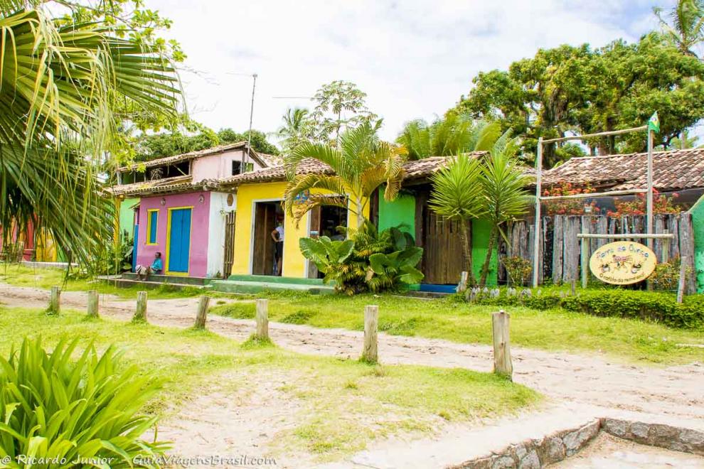 Imagem de casas coloridas no vilarejo em Caraiva.
